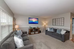 2953 Deerpath Ct, Carpentersville, IL 60110 - Photo 7