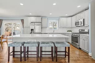 6825 Meadow Crest Dr, Downers Grove, IL 60516 - Photo 11