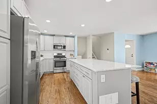 6825 Meadow Crest Dr, Downers Grove, IL 60516 - Photo 9