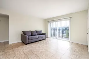 9448 Bay Colony Dr, Des Plaines, IL 60016 - Photo 5