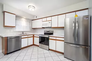 9448 Bay Colony Dr, Des Plaines, IL 60016 - Photo 7