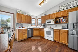 1409 Oakbrook Dr, Bloomington, IL 61704 - Photo 9