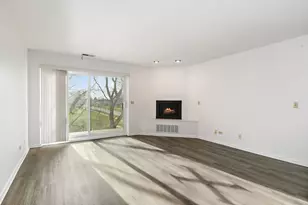 805 Leicester Rd, Elk Grove Village, IL 60007 - Photo 7