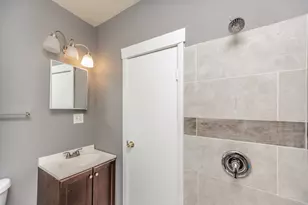 10210 S Bensley Ave, Chicago, IL 60617 - Photo 9