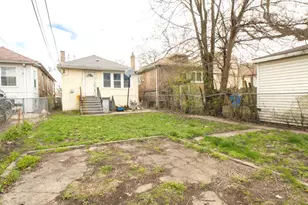 10210 S Bensley Ave, Chicago, IL 60617 - Photo 13