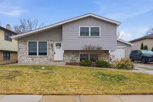 2221 Charmingfare Dr, Woodridge, IL 60517 - Photo 3