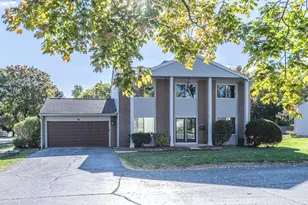 380 Ventura Club Dr, Roselle, IL 60172 - Photo 1