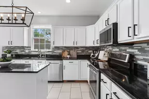 305 Hampton Rd, Sugar Grove, IL 60554 - Photo 11