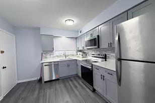 9460 Bay Colony Dr, Des Plaines, IL 60016 - Photo 3