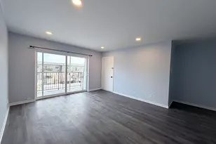 9460 Bay Colony Dr, Des Plaines, IL 60016 - Photo 1