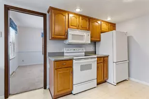 1726 Williamsburg Rd, Rockford, IL 61107 - Photo 7