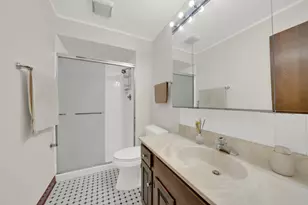 601 Lake Hinsdale Dr, Willowbrook, IL 60527 - Photo 7