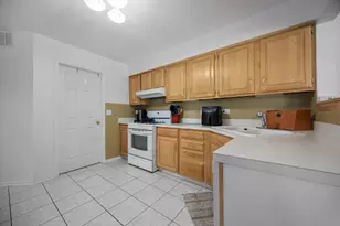 733 Clover Hill Ct, Elk Grove Village, IL 60007 - Photo 7