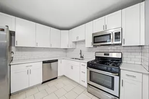 8218 N Carrolton Ct, Hanover Park, IL 60133 - Photo 9