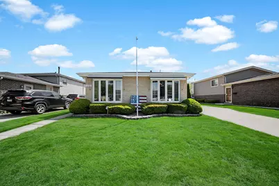 10125 S Komensky Avenue, Oak Lawn, IL 60453 - Photo 1