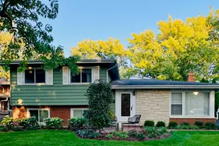 1033 Kenton Rd, Deerfield, IL 60015 - Photo 1