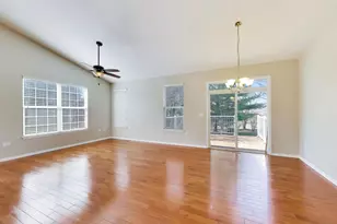 985 Oak Ridge Blvd, Elgin, IL 60120 - Photo 3