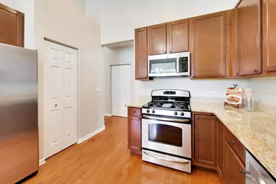 985 Oak Ridge Boulevard, Elgin, IL 60120 - Photo 5