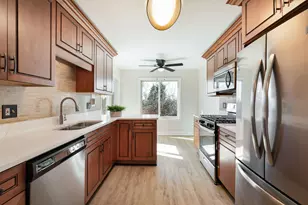 7000 Sussex Ct, Woodridge, IL 60517 - Photo 9