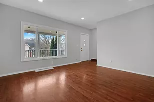 643 Wing St, Elgin, IL 60123 - Photo 3