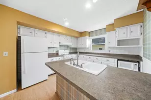 586 Holiday Dr, Lake Holiday, IL 60552 - Photo 13