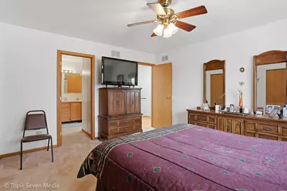 8640 Narragansett Avenue, Burbank, IL 60459 - Photo 13