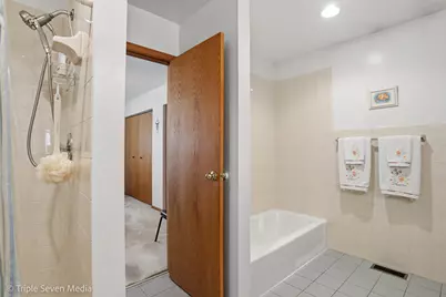 8640 Narragansett Avenue, Burbank, IL 60459 - Photo 15