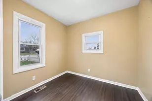 557 Howard Ave, Aurora, IL 60506 - Photo 9