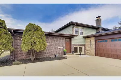 909 S Waverly Place, Mount Prospect, IL 60056 - Photo 1