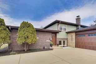 909 S Waverly Pl, Mount Prospect, IL 60056 - Photo 1