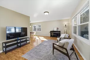 155 Surrey Dr, Carol Stream, IL 60188 - Photo 5