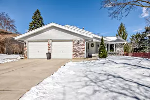 205 Cambridge Ln, Bloomingdale, IL 60108 - Photo 1