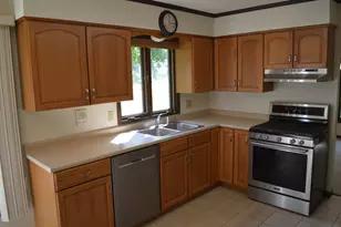 1701 Woodcrest Dr, Saint Anne, IL 60964 - Photo 3