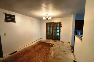 1022 W Boone St, Salem, IL 62881 - Photo 3