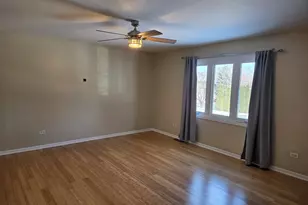 210 Hazelwood Dr, Lindenhurst, IL 60046 - Photo 3