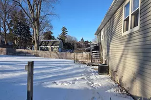 210 Hazelwood Dr, Lindenhurst, IL 60046 - Photo 25