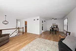 1220 Dorchester Ln, Hoffman Estates, IL 60169 - Photo 7