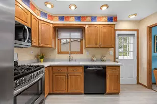 8000 Oakview Ln, Woodridge, IL 60517 - Photo 11