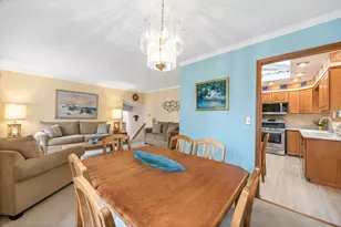 8000 Oakview Ln, Woodridge, IL 60517 - Photo 9