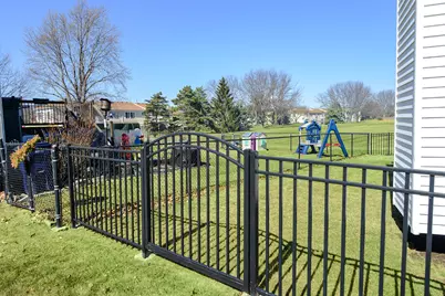 2046 Mission Hills Drive, Elgin, IL 60123 - Photo 37