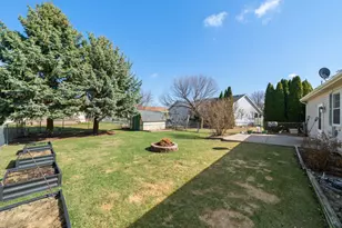 2405 Glen Cir E, Sycamore, IL 60178 - Photo 21