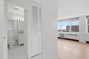 4250 N Marine Dr, Chicago, IL 60613 - Photo 9