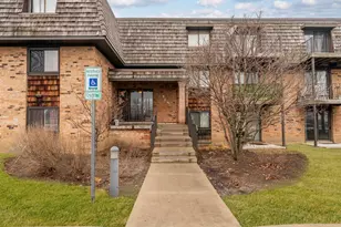 10 Oak Creek Dr, Buffalo Grove, IL 60089 - Photo 1