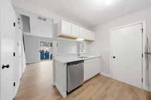 402 Trenton Ct, Aurora, IL 60504 - Photo 5