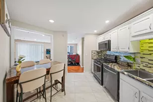 451 Town Pl Cir, Buffalo Grove, IL 60089 - Photo 9