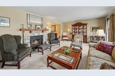 827 N Driveway, Glen Ellyn, IL 60137 - Photo 5