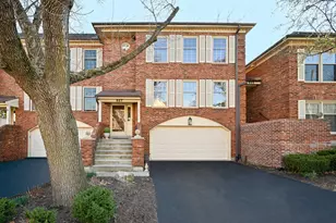 827 N Driveway, Glen Ellyn, IL 60137 - Photo 1