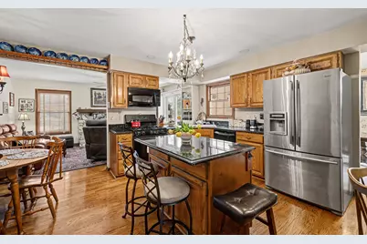 827 N Driveway, Glen Ellyn, IL 60137 - Photo 9