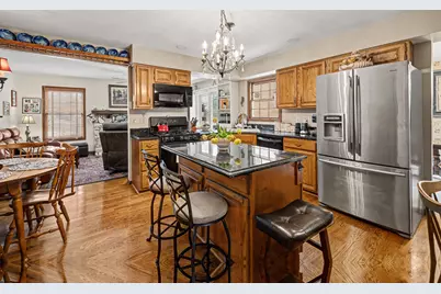 827 N Driveway, Glen Ellyn, IL 60137 - Photo 7