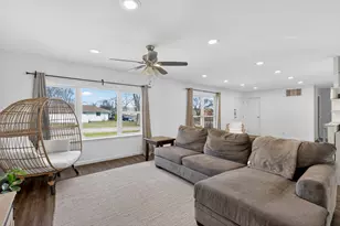 401 Concord Dr, Streamwood, IL 60107 - Photo 3